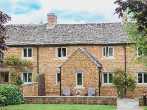 Climbing Rose Cottage - Dog Friendly - Peaceful Cotswold Cottage
